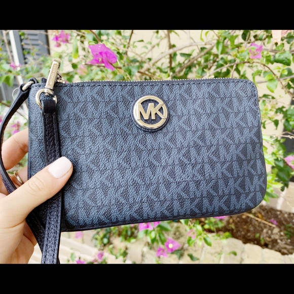 NWT Michael Kors Fulton Large Wristlet Blue MK - Picture 2 of 5